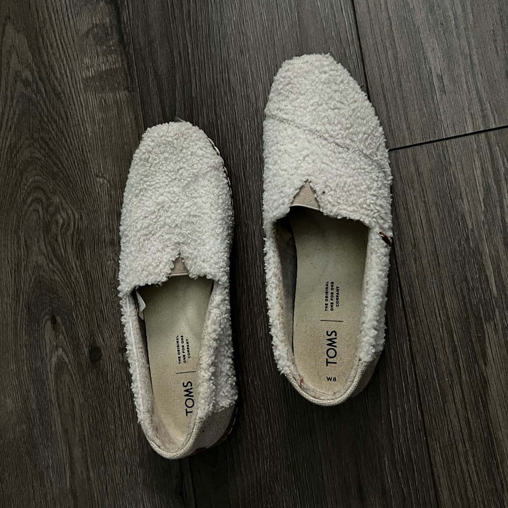 Toms faux fur slip on shoes. Size 8!